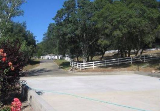 a picture of a concrete pouring driveway in manteca, ca