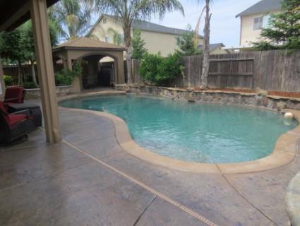 a picture of a freshly resurfaced pool deck in Manteca, California